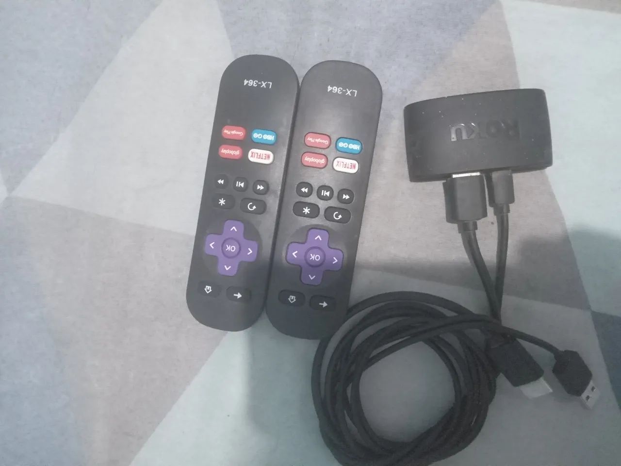 dispositivo para tv e projetor roku tv . funciona perfeitamente. com dois controles.  