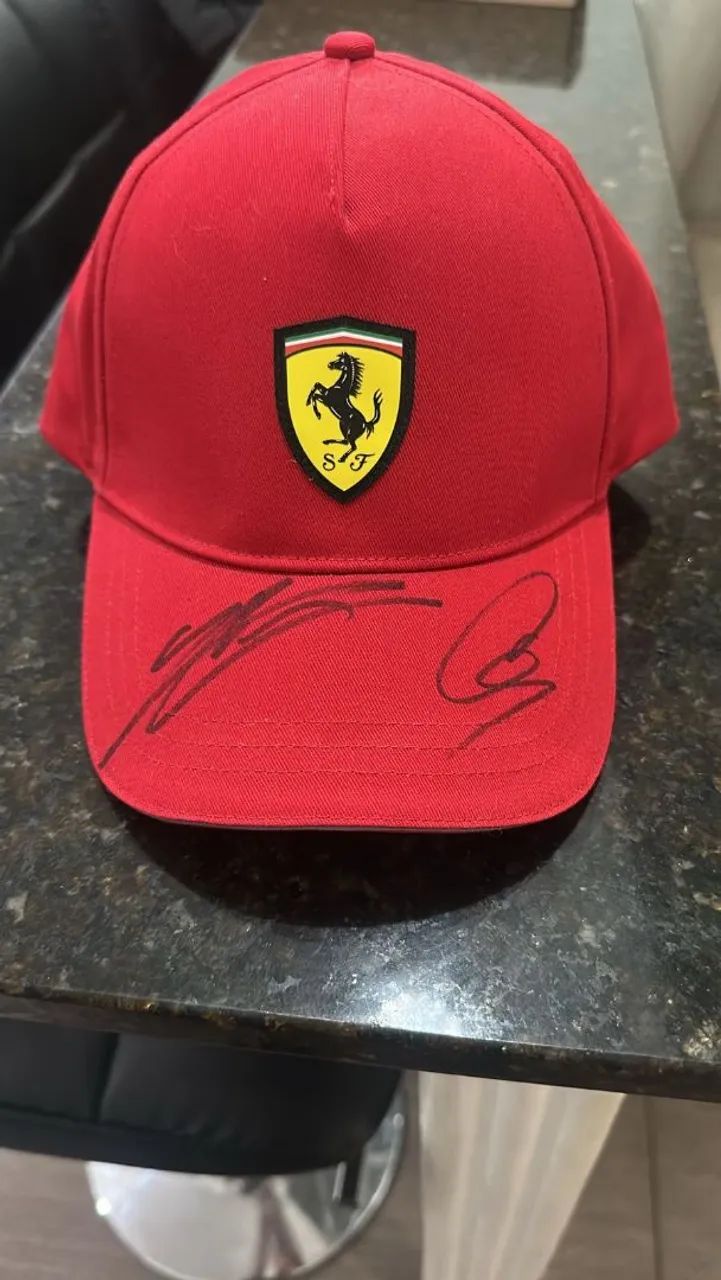 Boné Ferrari original autografado 