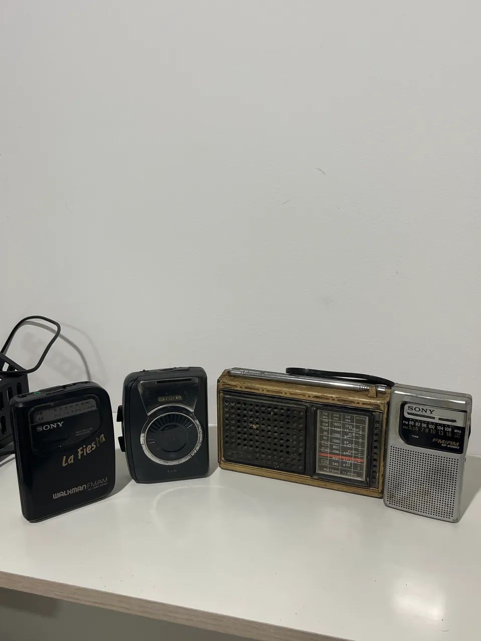 Lote com 4 Rádios e Walkmans Antigos - R$ 100