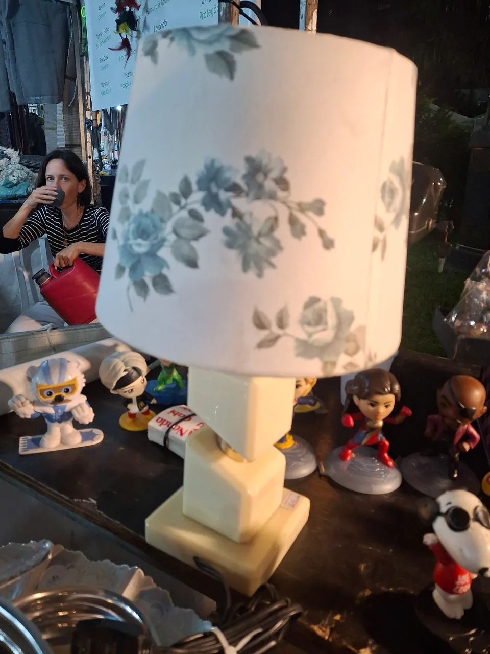 Abajur com cúpula floral