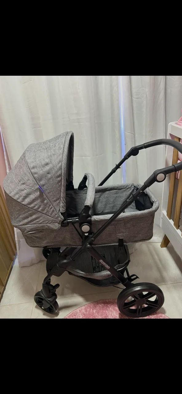 Carrinho de bebê com bebê conforto cosco