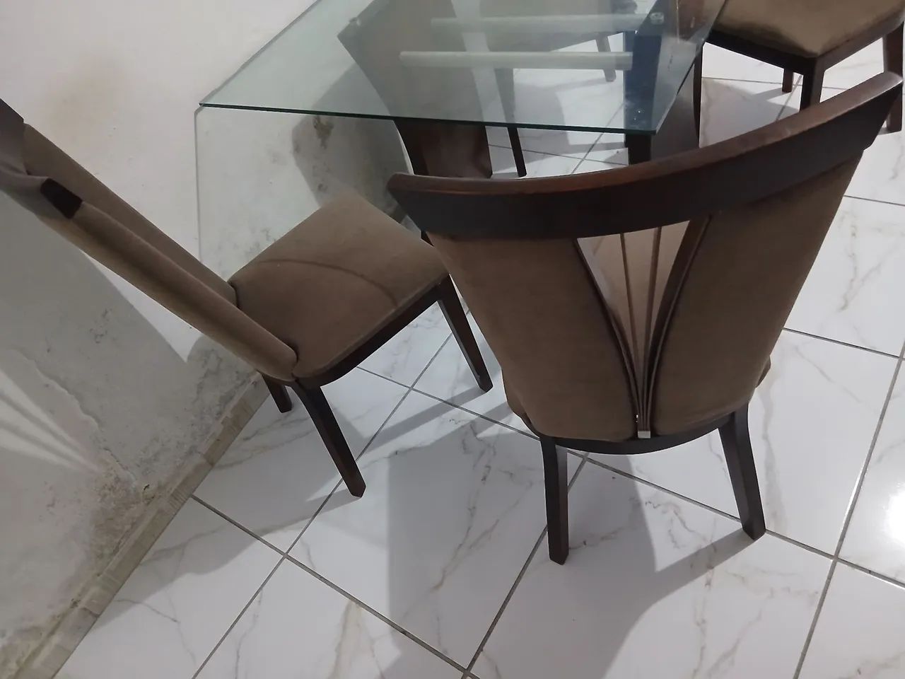 Mesa de madeira, com tampo de vidro com 4 cadeiras - Foto 4