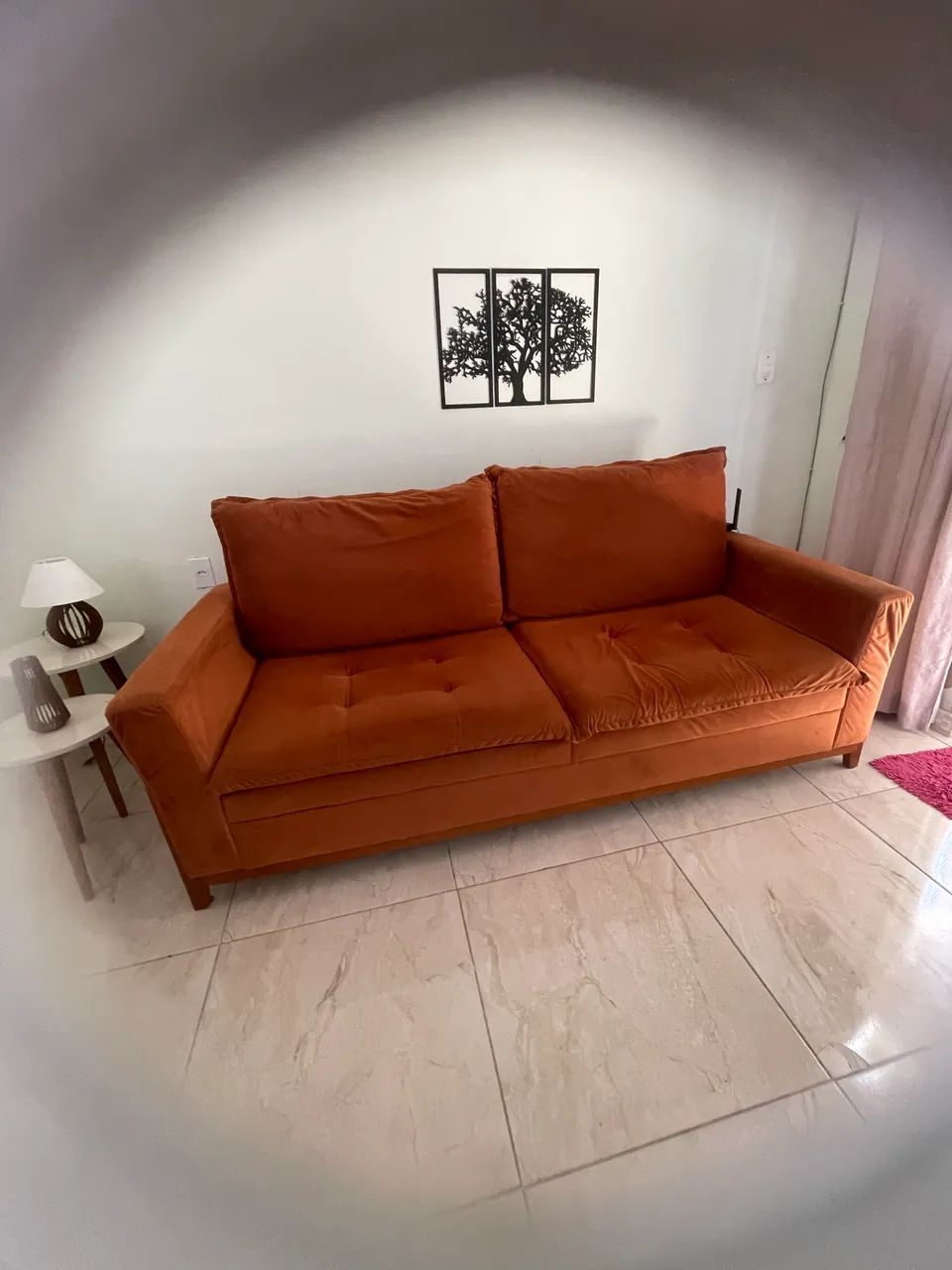 Sofá Veludo com madeira decorativa  - Foto 4