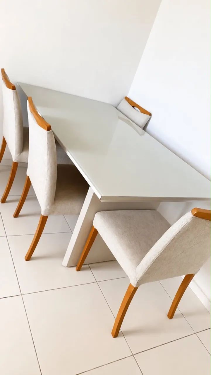 VENDO mesa com 4 cadeiras 