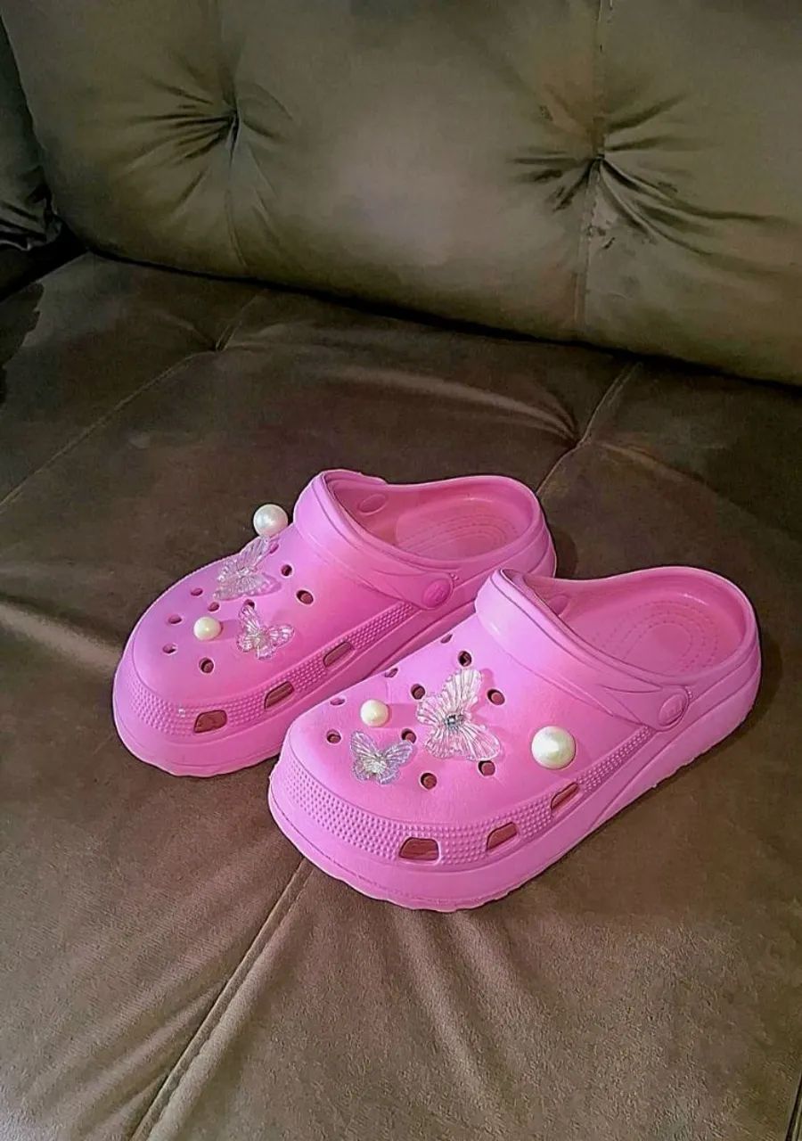 SANDÁLIA CROCS COM ACESSÓRIOS - Foto 2