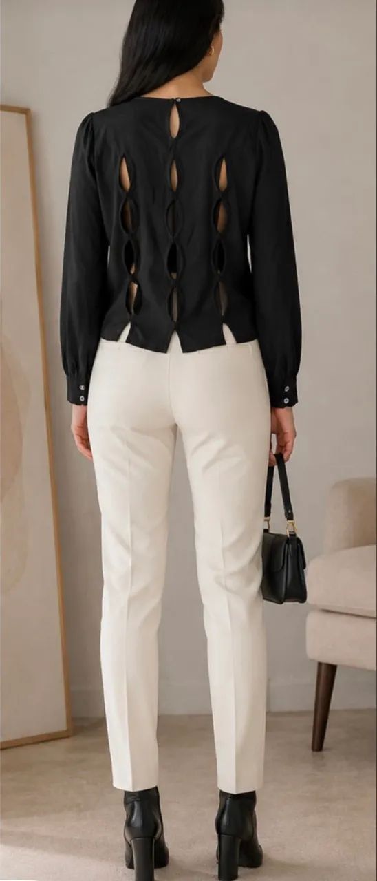 blusa thelure preta com recortes p - Foto 2