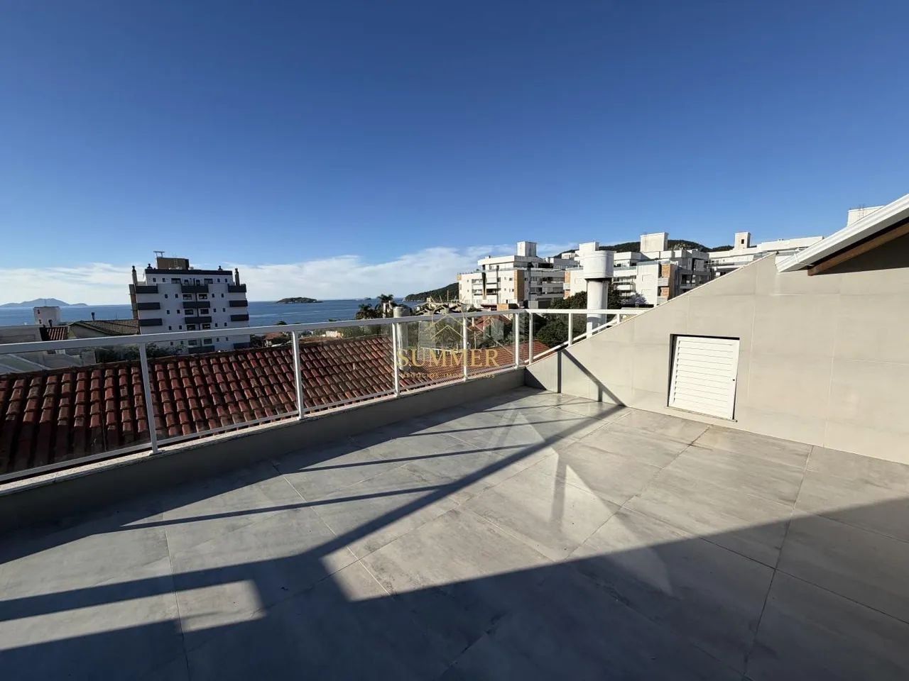 Cobertura quatro dormitórios 350 metros da praia ? 