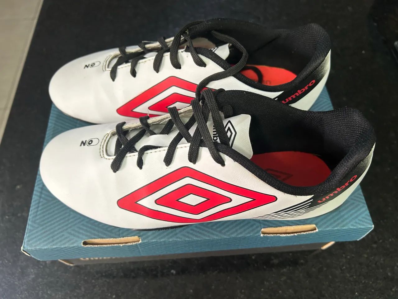 Chuteira umbro número 39