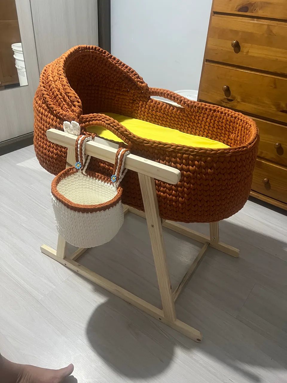 Cesto tipo Berço Moisés em crochê com fio de malha e fundo em MDF - Foto 2