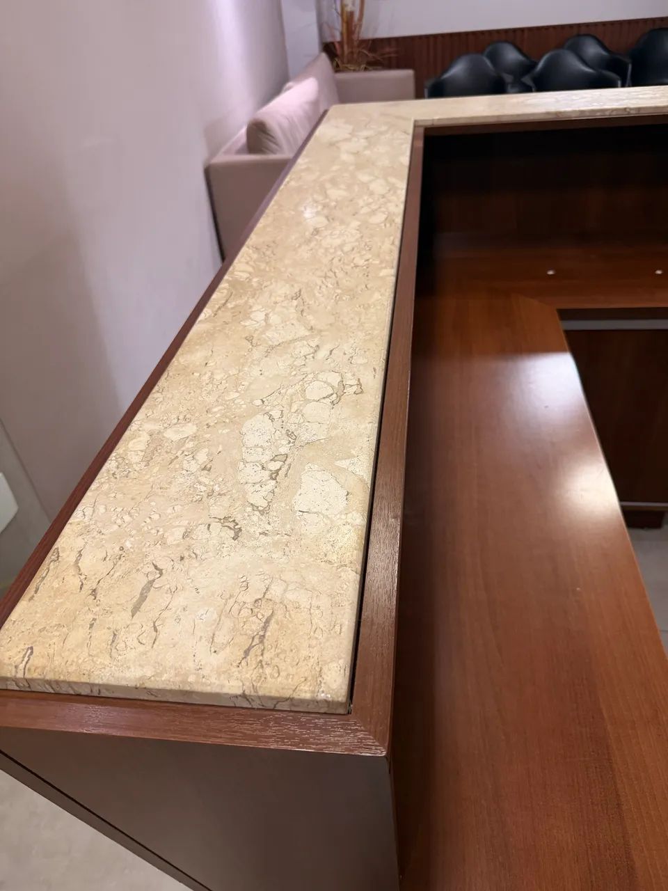 Vendo balcão p/ 2 atendentes com mármore travertino 1,80 x 1,90  para atendimento  - Foto 2