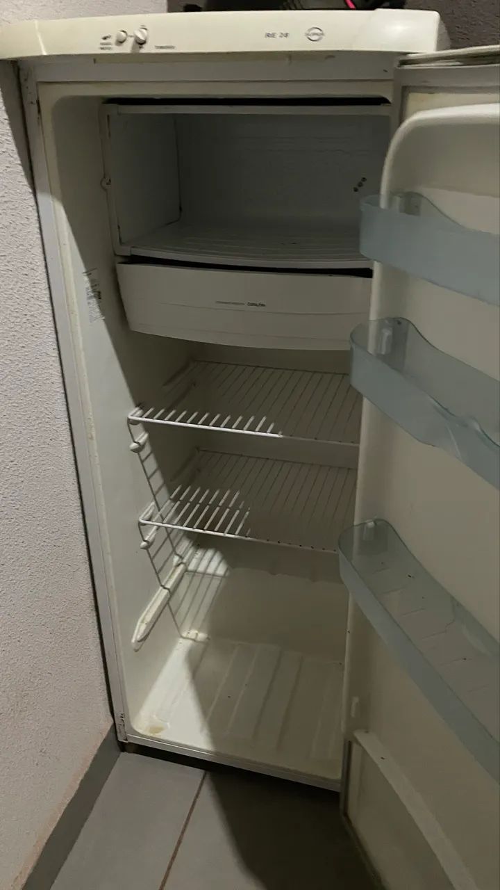 Vende-se geladeira