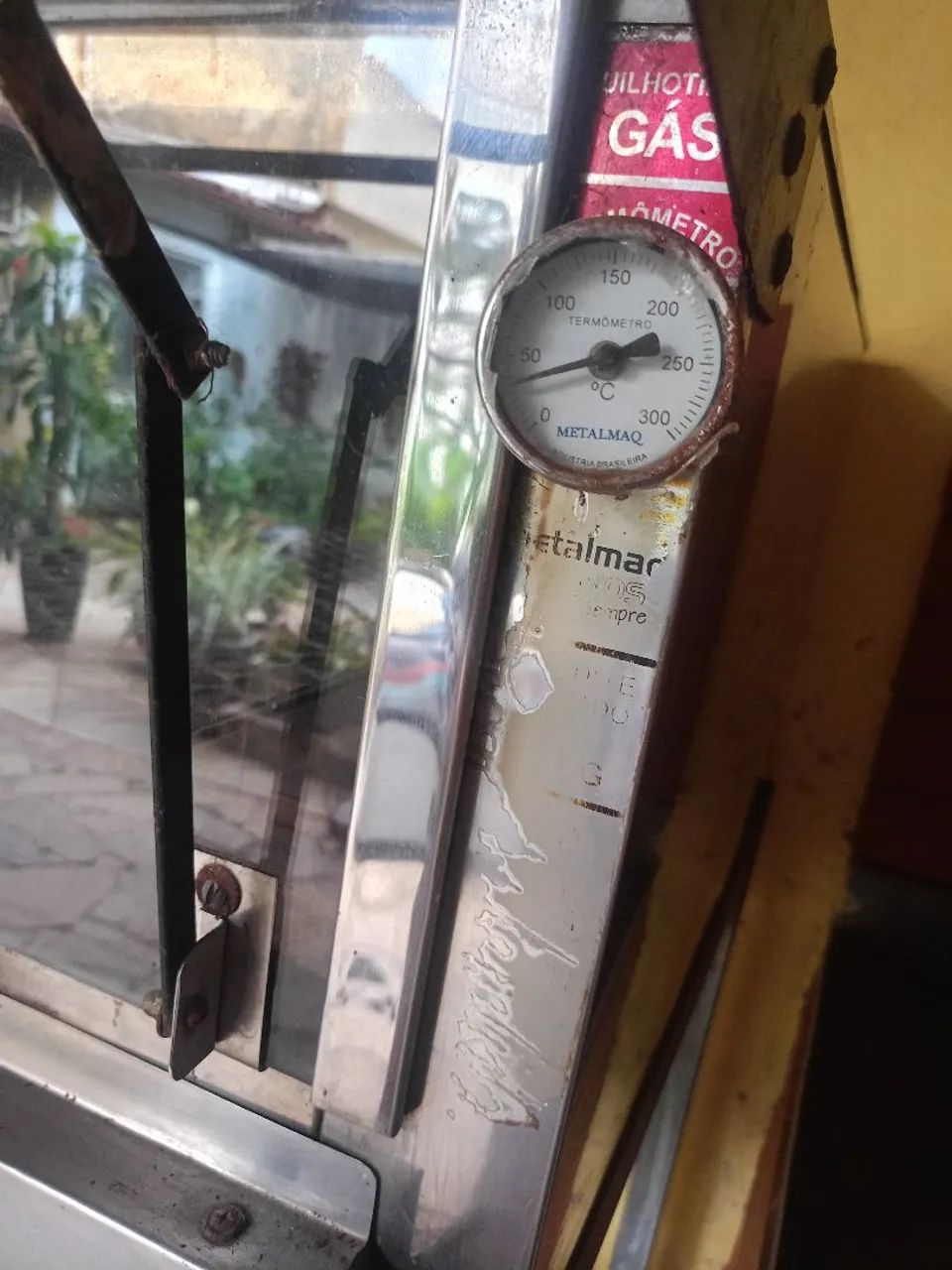Vendo Forno de pizza industrial modelo Guilhotina a gás com mostrador de temperatura.