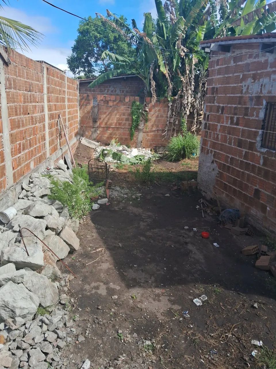 Vende-se casa com 2 terrenos - Foto 2