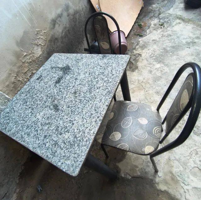 MESA DE GRANITO COM DUAS CADEIRAS  - Foto 2