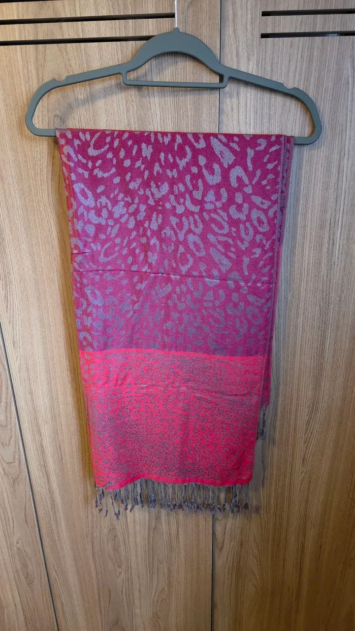 Pashimina 100% vermelha com estampa de oncinha  - Foto 2