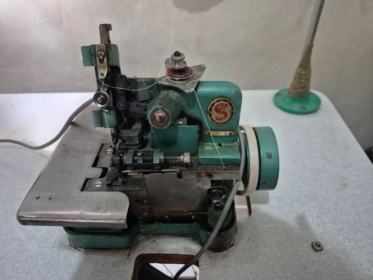 Overlock singer com mesa - Foto 2