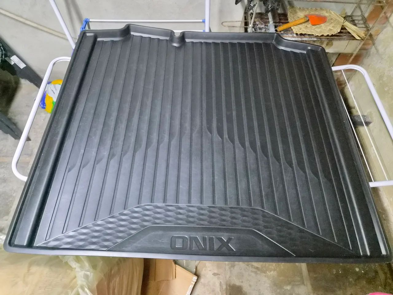 Bandeja da mala do Onix Plus automático. 
