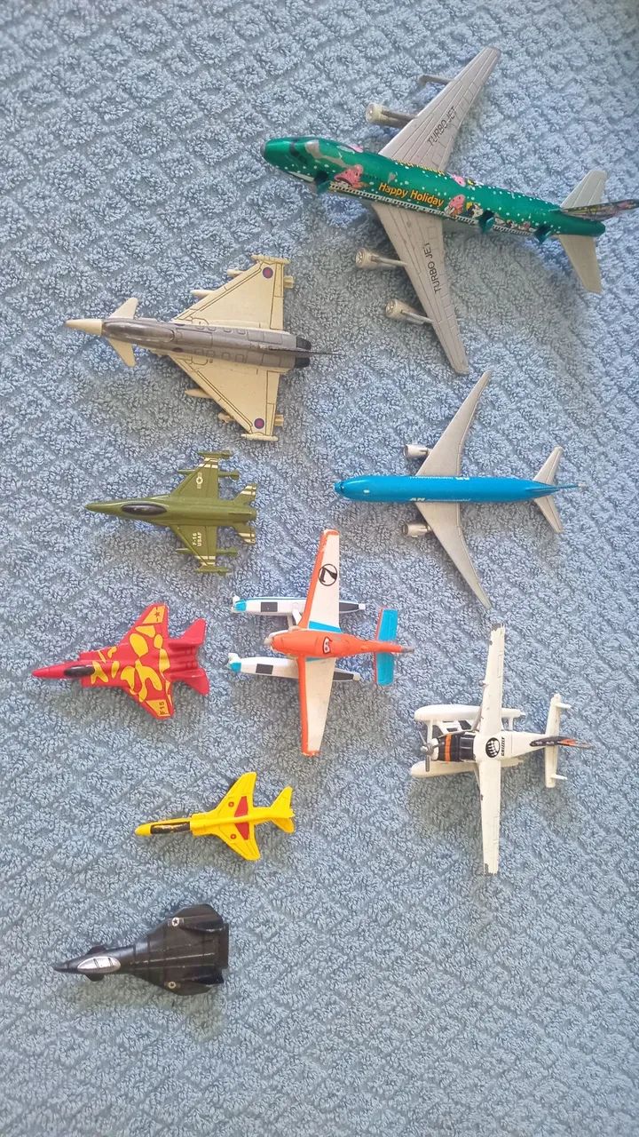 Miniaturas de aviões de aço