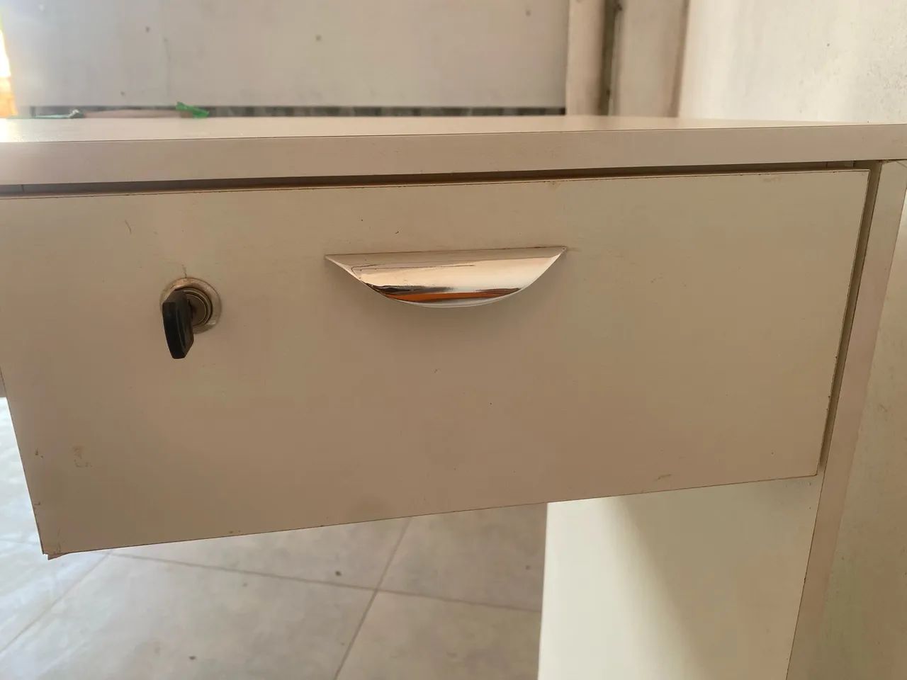 Mesinha branca com chave  - Foto 4