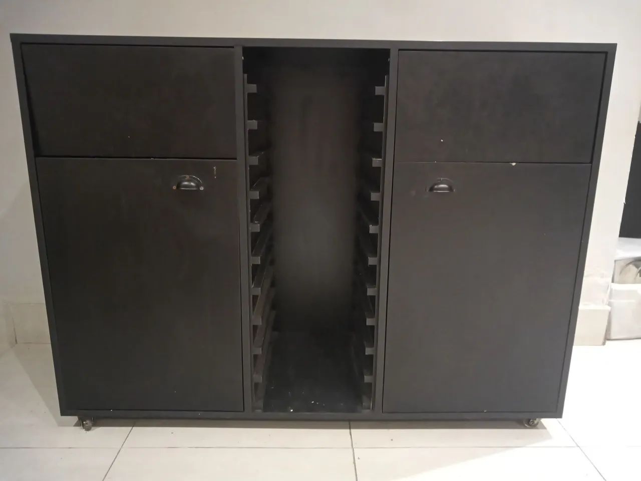 Balcão com lixeira em MDF preto 