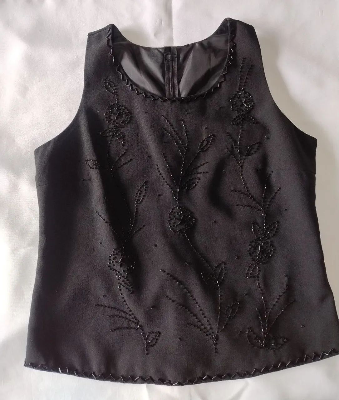Blusinha preta com miçangas 