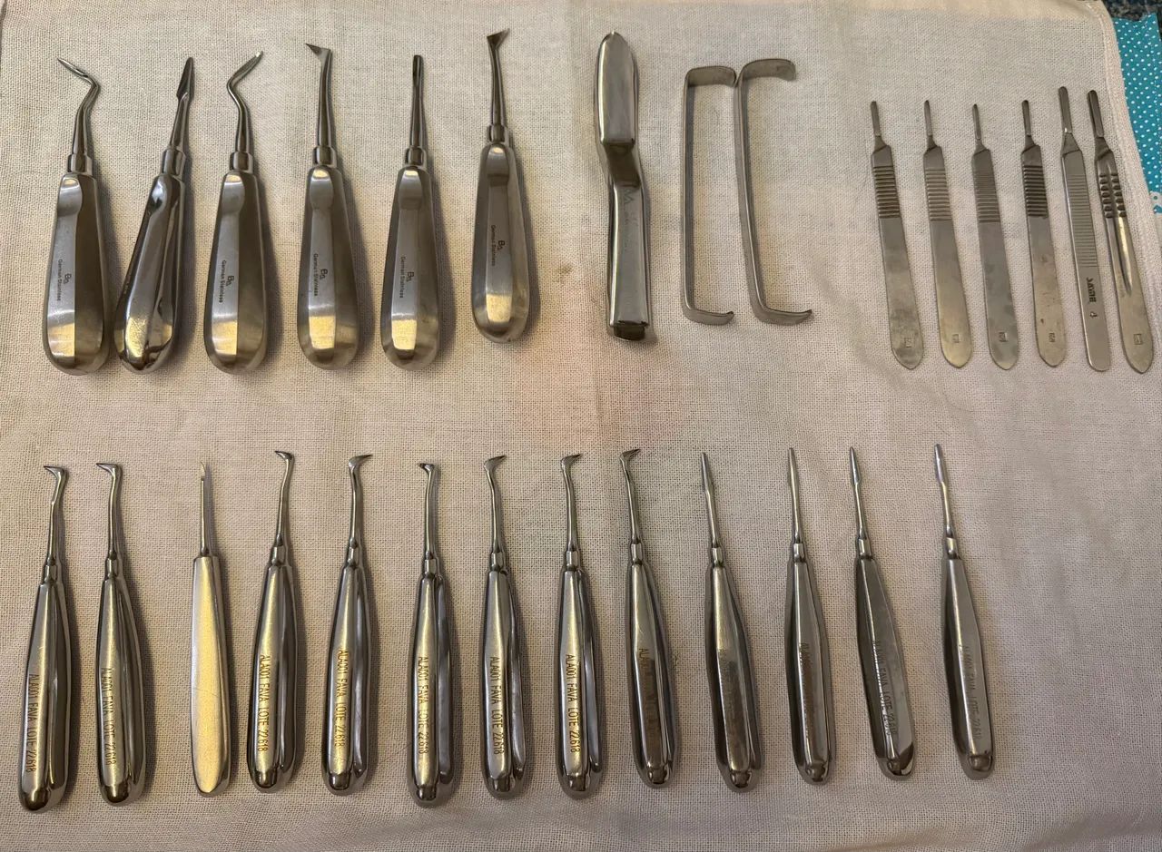  Instrumentais Odontológicos em excelente estado de conservação 