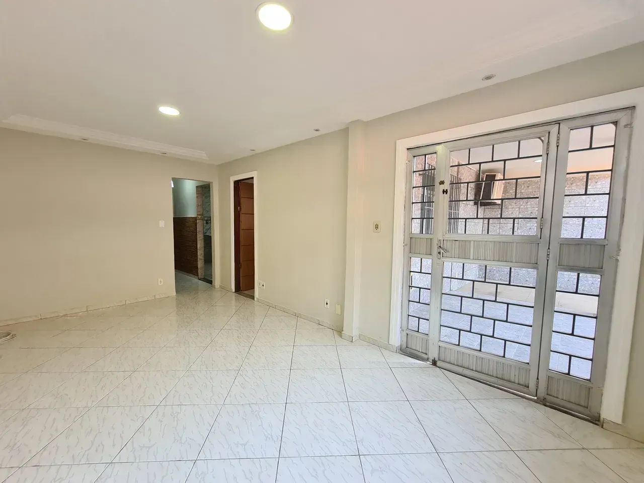Excelente casa com 03 quartos, 03 banheiros, terraço e churrasqueira no centro de Comendad - Foto 5