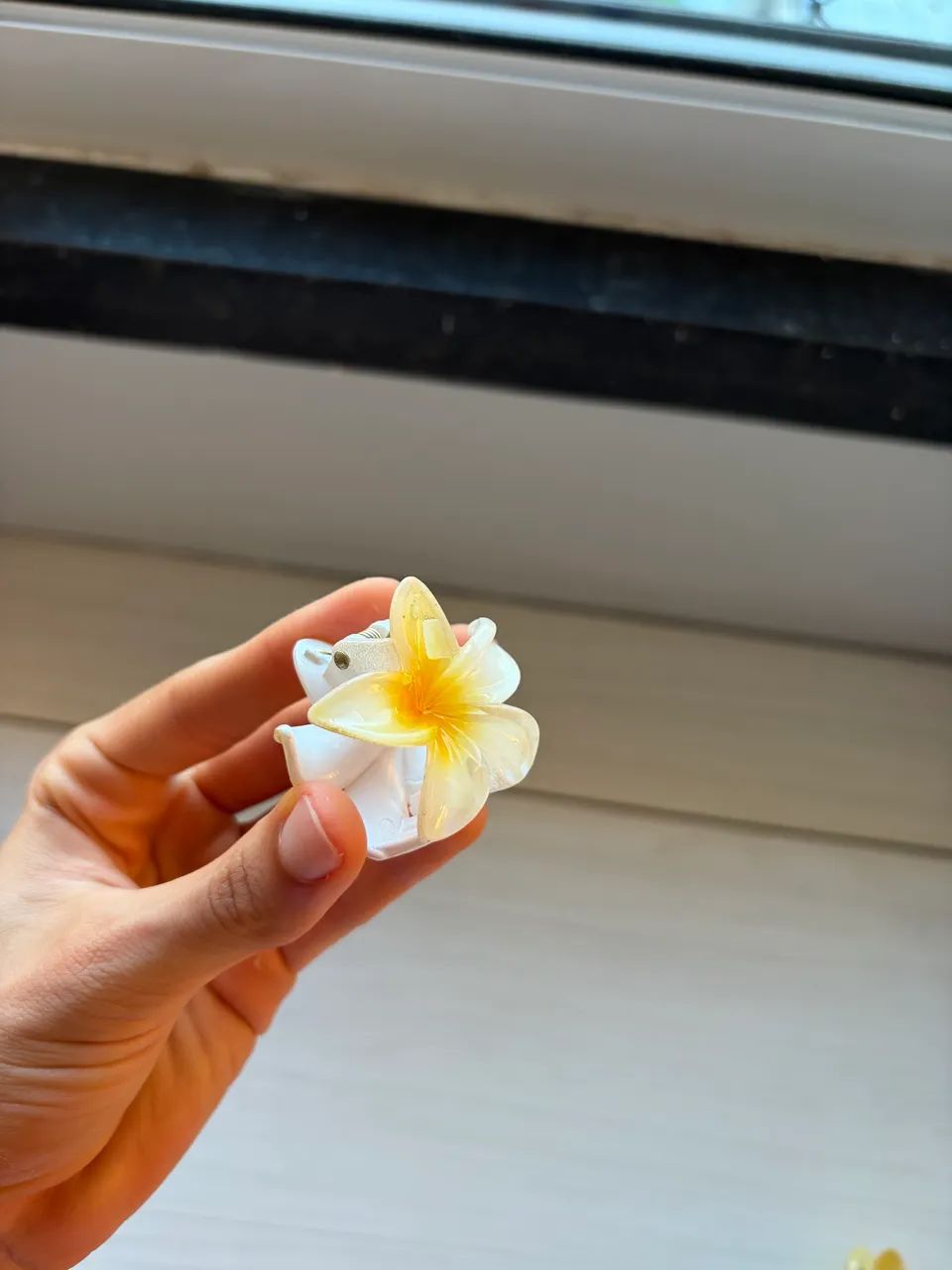mini presilha de flor branca+amarela