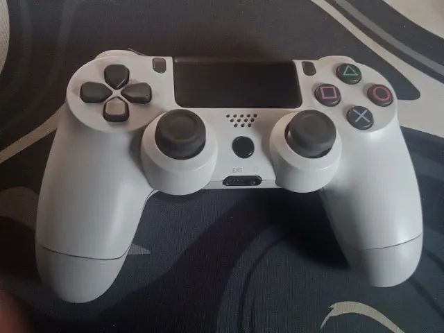 2 Controles PS4 DualShock 4 Preto Original + Branco Paralelo - Foto 4