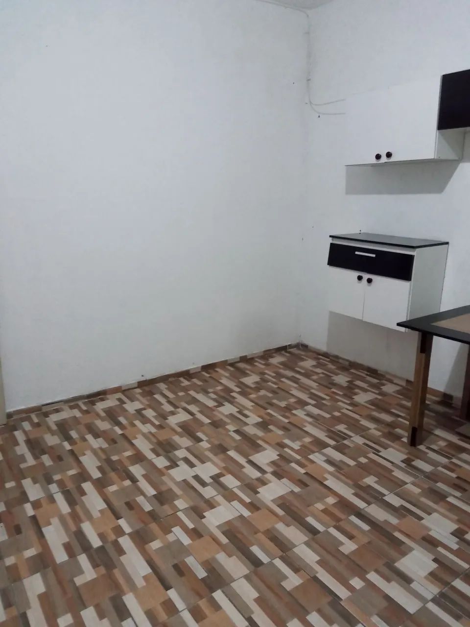 Armário cozinha simples e mesa simples 