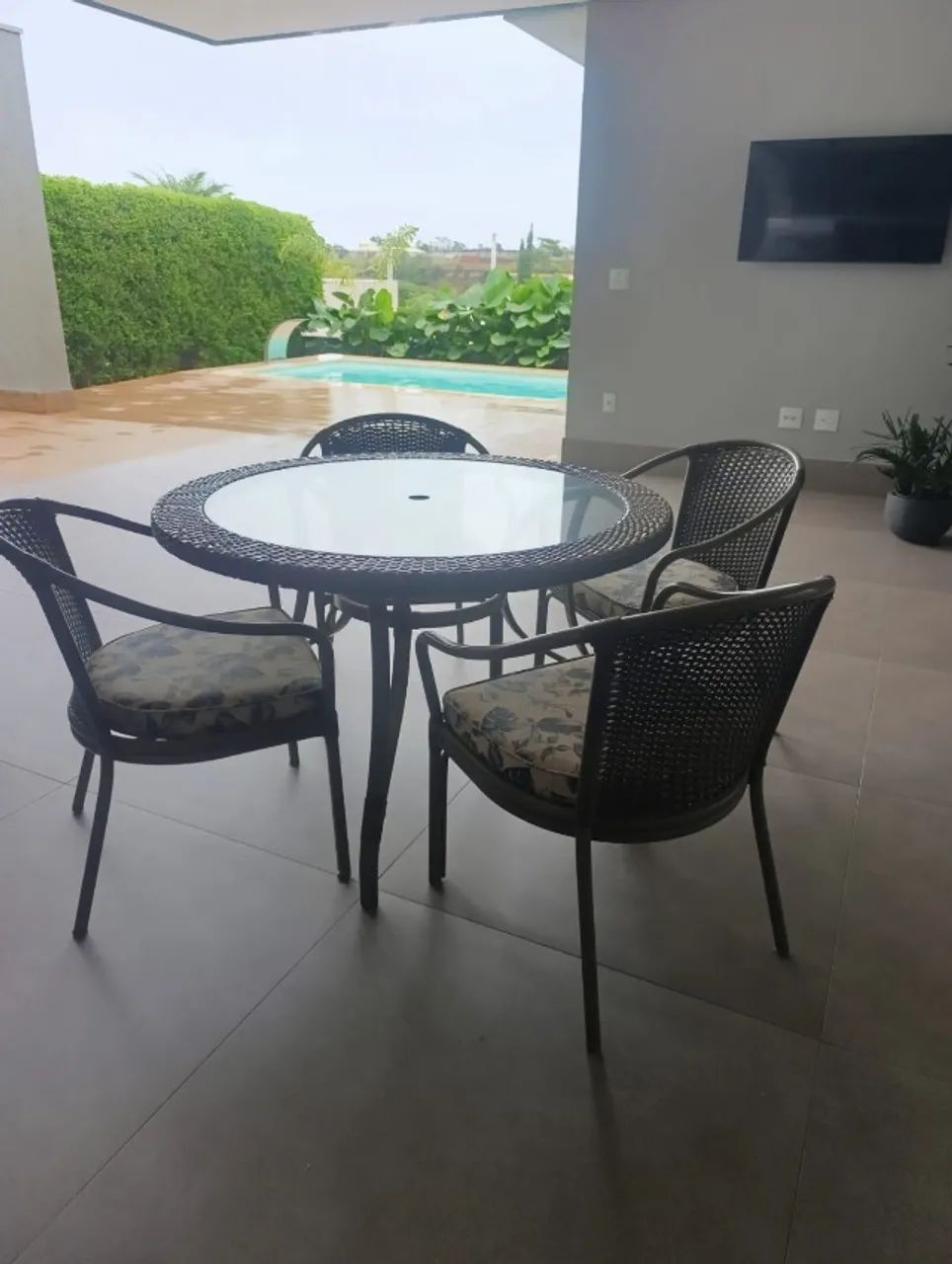 Mesa com 4 cadeiras área externa 