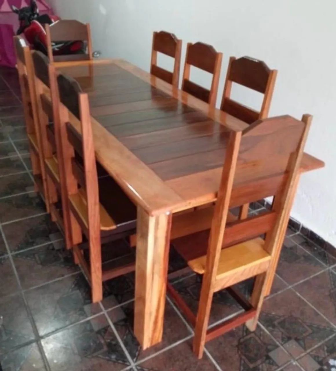 MESA COM 08 CADEIRAS DE MADEIRA 