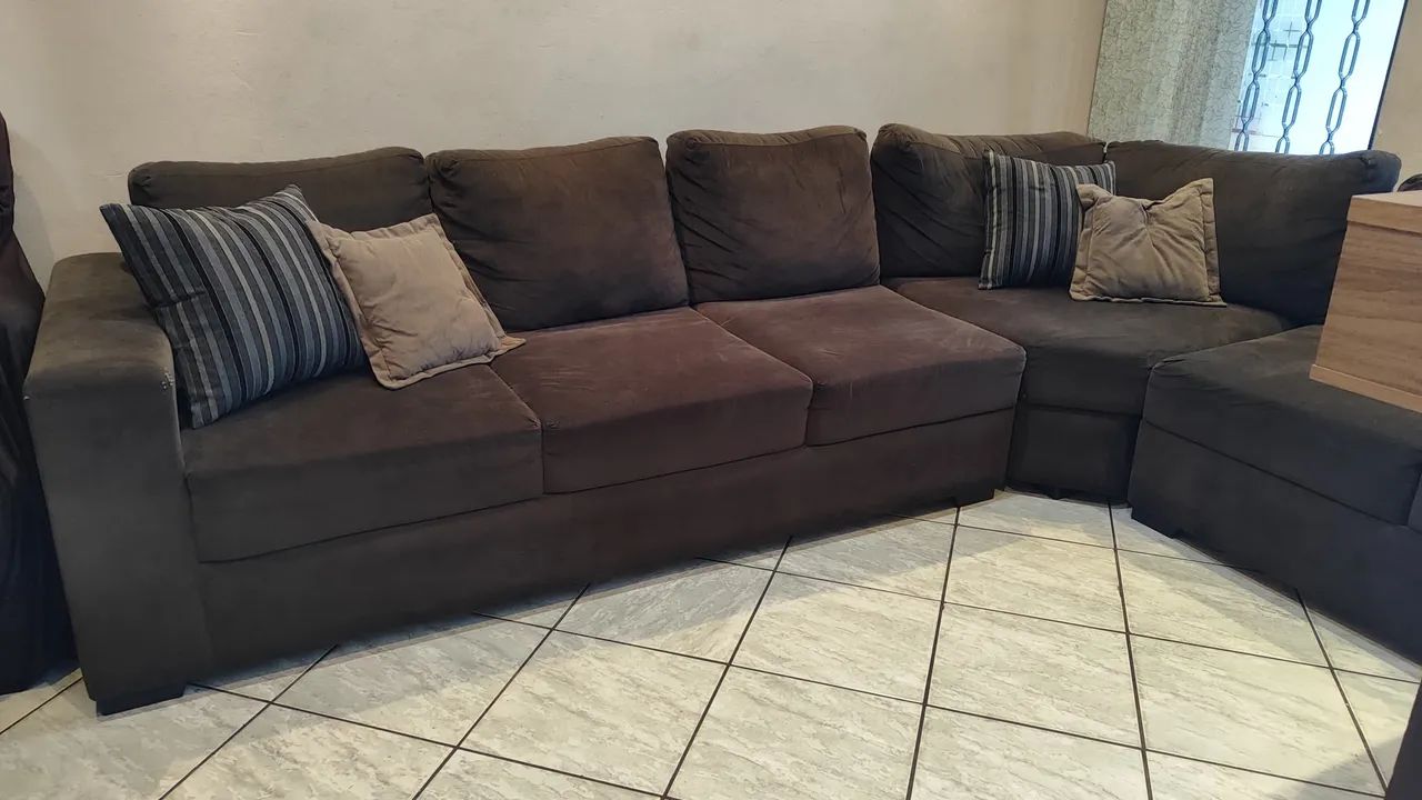 Sofá modulado em L de canto 