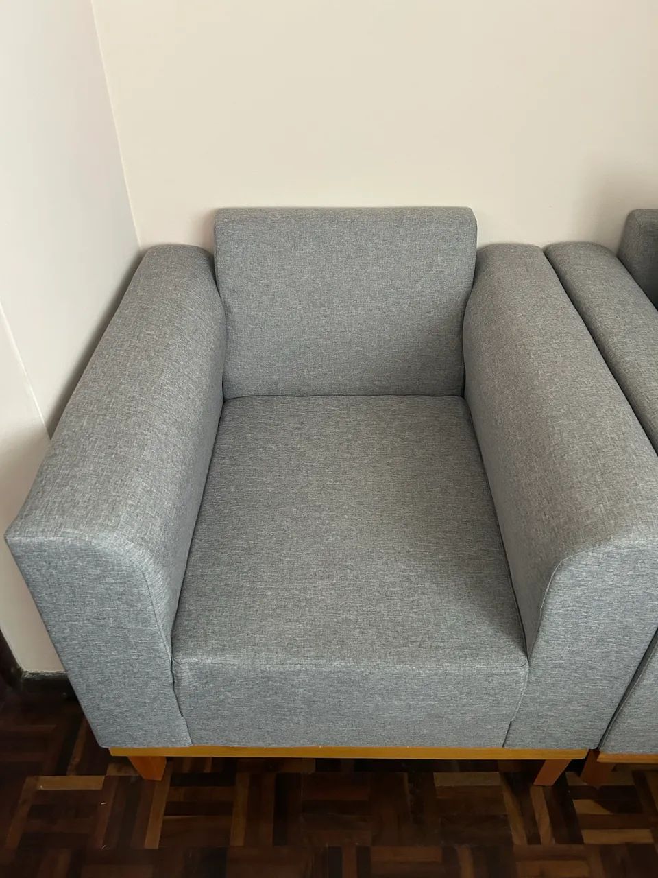 2 Poltronas tecido liso cor cinza 