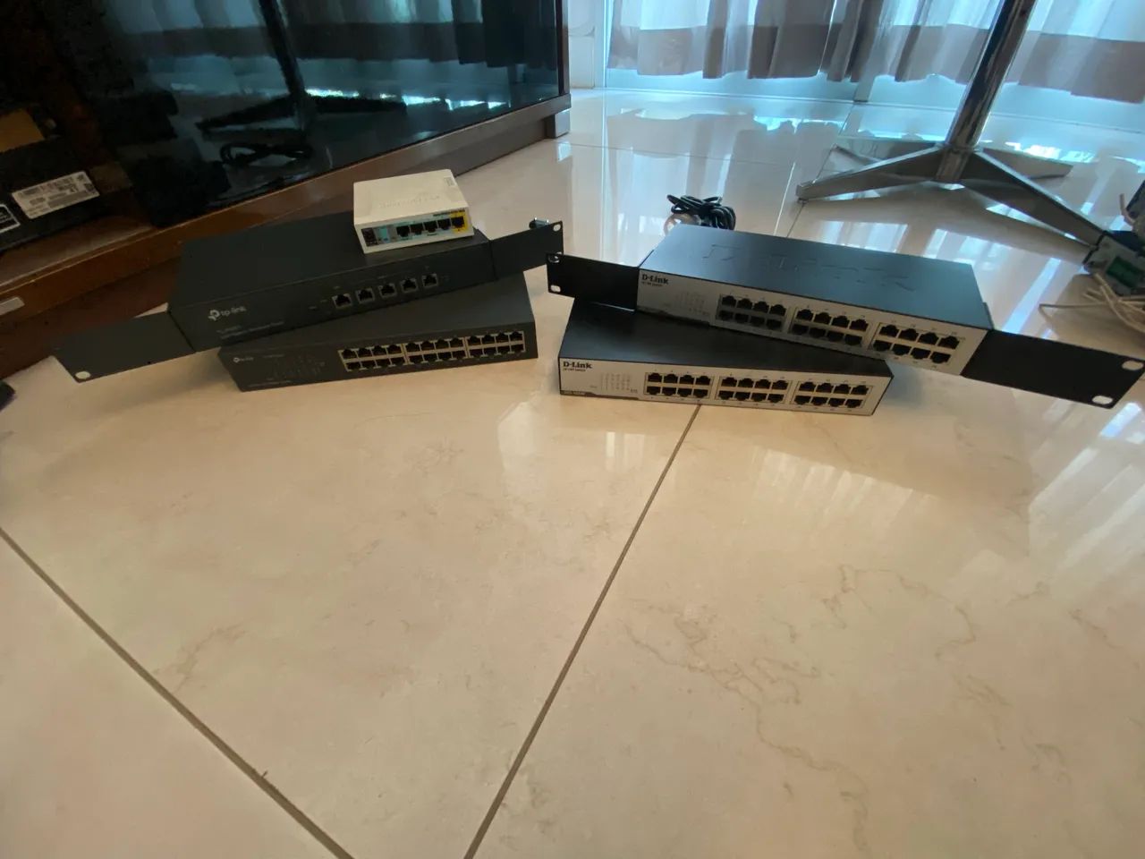Kit Rede com 1 roteador e 2 Switch D-Link DES-1024D, usados