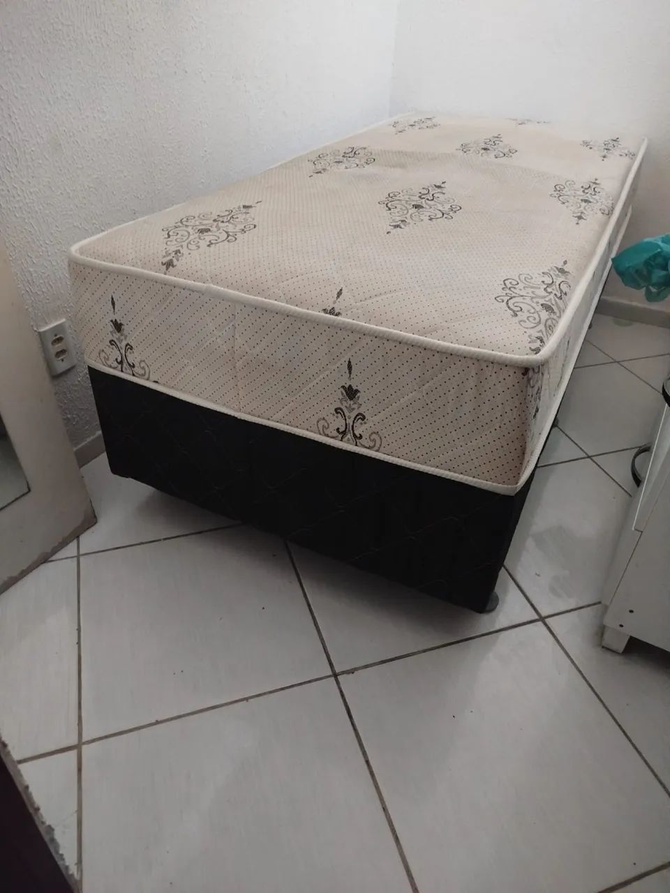 Cama de solteiro semi nova 
