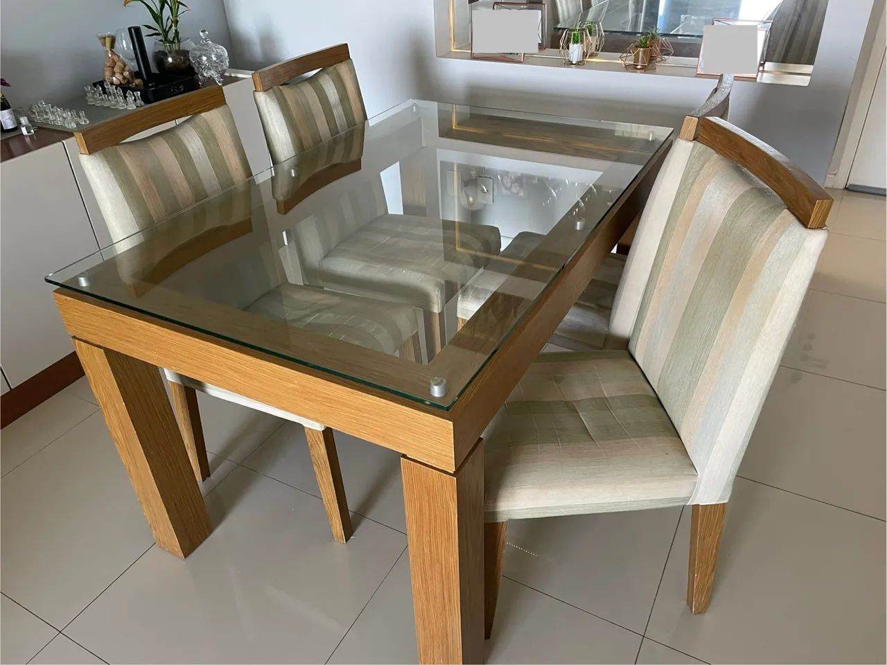 Conjunto de Mesa e 4 Cadeiras para Sala