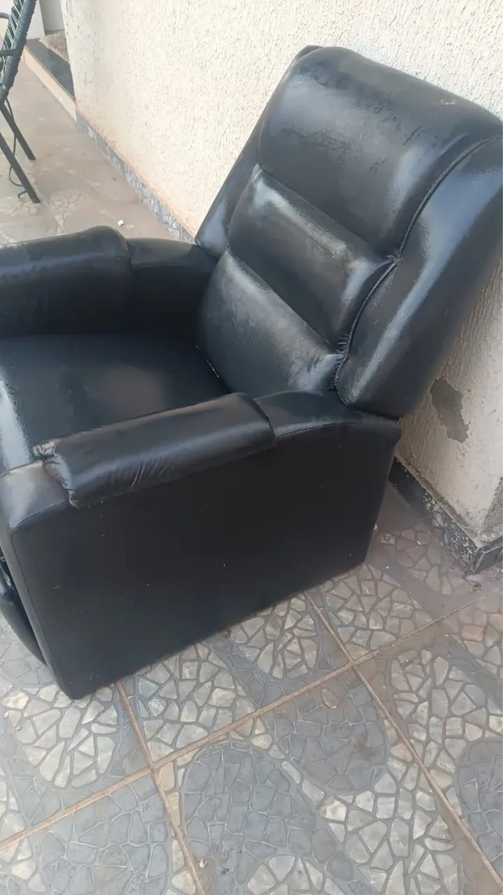 Poltrona preta com pequenos defeitos  - Foto 2