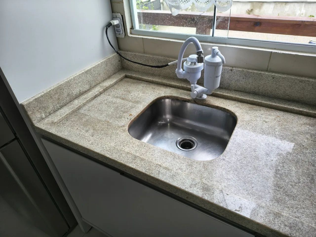 Bancada de granito com cuba de inox 