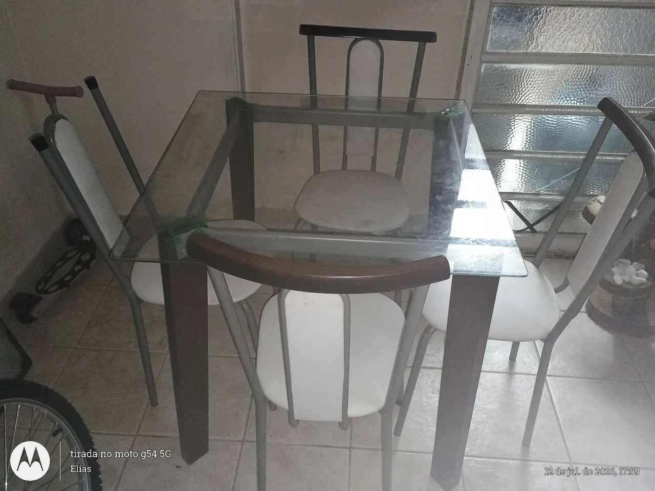 VENDO MESA DE VIDRO COM 4 CADEIRAS