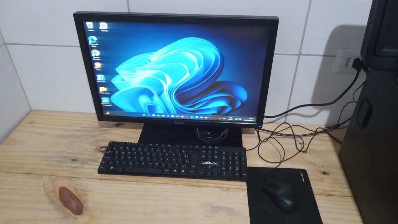 Computador e mesa - Foto 3