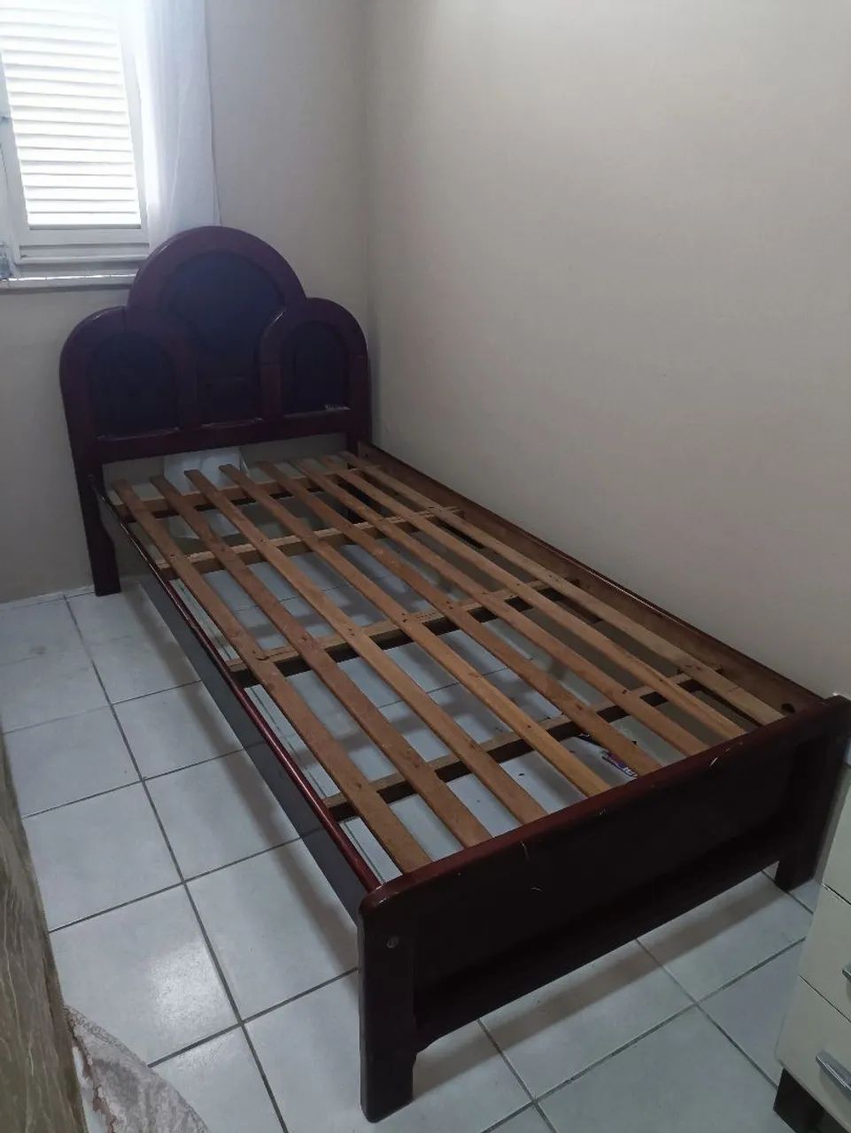 Cama de solteiro com ou sem colchão.