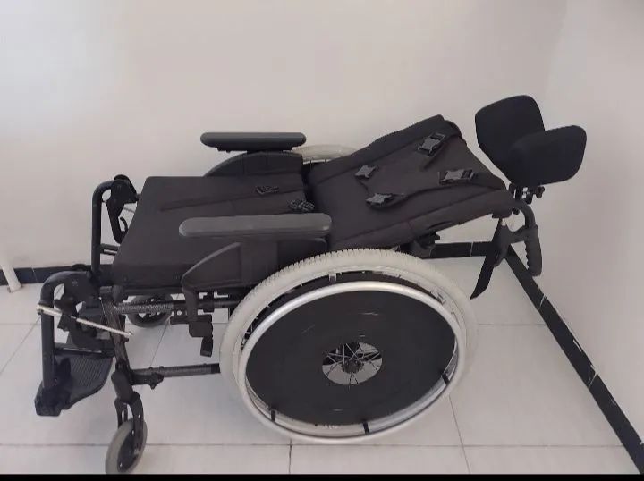 Cadeira de rodas para idosos  - Foto 3