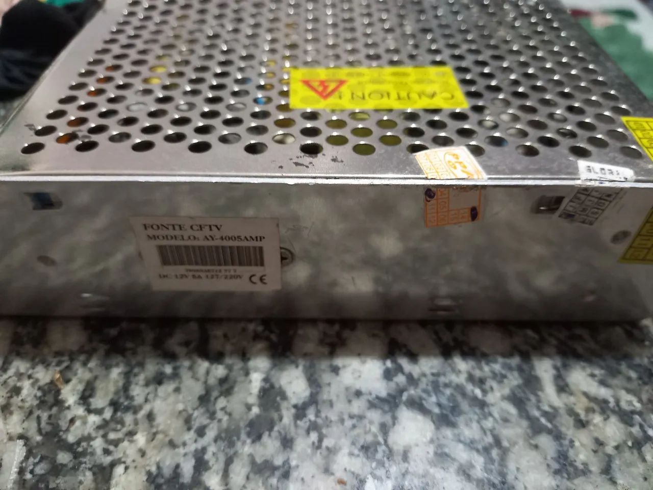 Fonte CFTV modelo AY-4005AMP