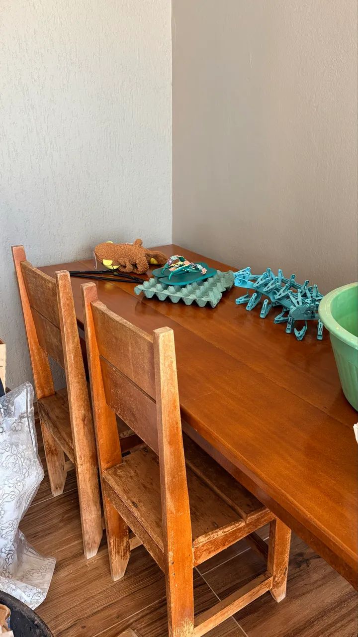 Mesa de madeira com 6 cadeiras - Foto 2