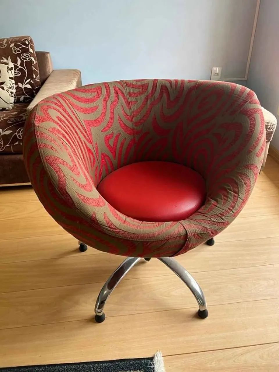 Poltrona Giratória Concha / Cadeira Estofada Vermelha com Base Cromada - Foto 2