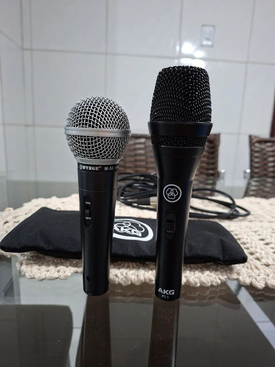 Dois microfones com fio, (AKG)(WVM58)