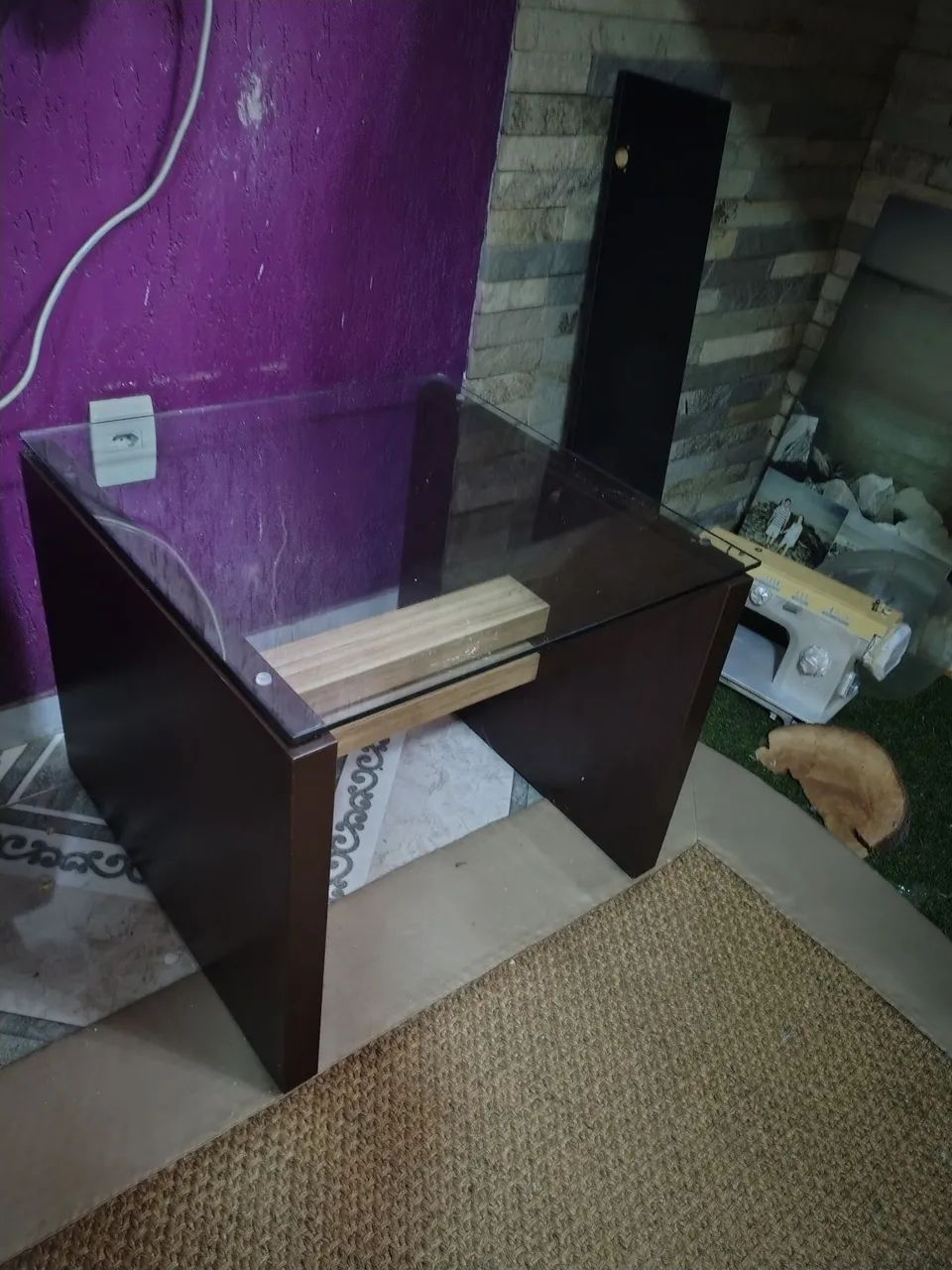 MESA DE CENTRO AMADEIRADO COM TAMPO DE VIDRO  - Foto 2