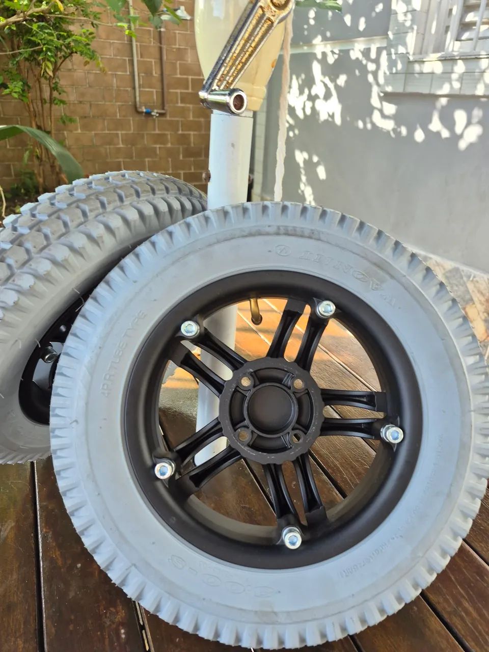 Roda completa com pneu e câmera cadeira motorizada ottobock b400  - Foto 4