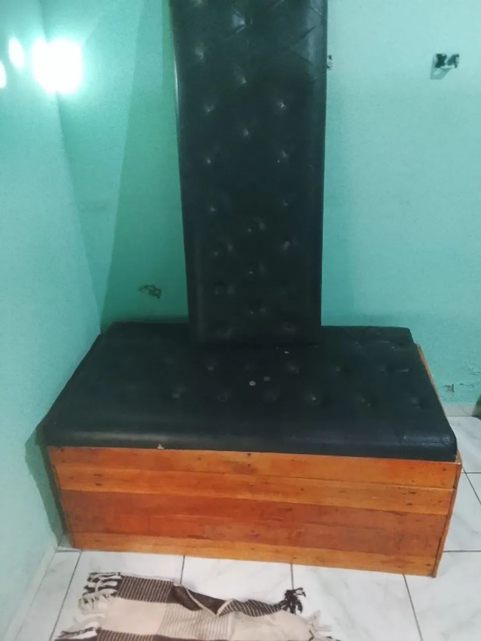 Sofá 2 lugares e banco acochoado com espuma e couro.250 cada   - Foto 5